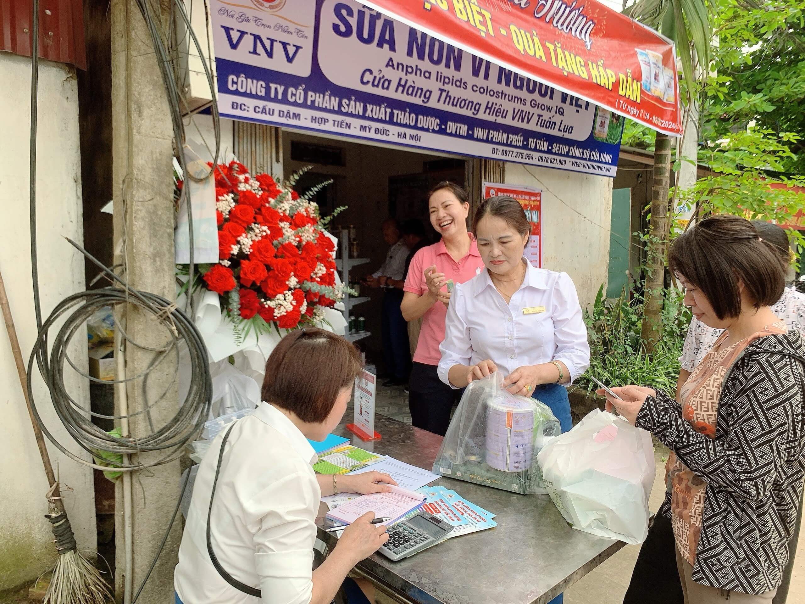Khai trương Cửa hàng Sữa Non VNV - Tuấn Lụa 3 cua hang sua non vnv tuan lua 04